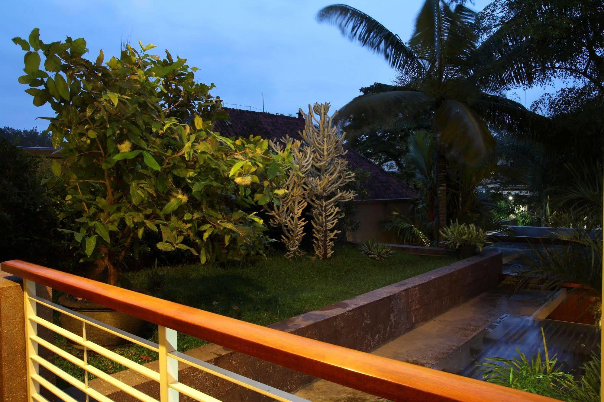 Cozy Boutique Guest House Malang Eksteriør billede